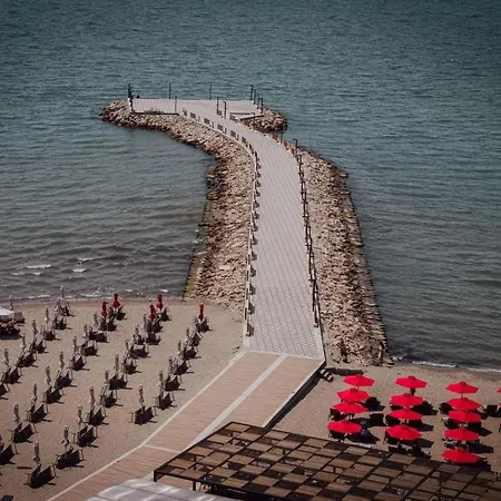 Luxury Beachfront גולם