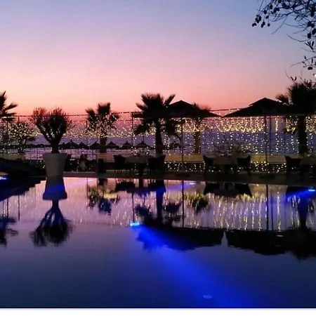 Luxury Beachfront Вилла Голем